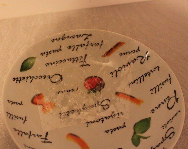 Feuilles de gélatine qui trempent dans une assiette creuse. La gélatine donne la texture de la panna cotta.